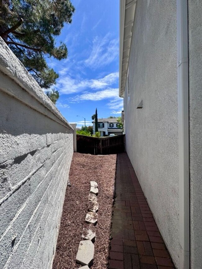 Building Photo - Beautiful 3 Bedroom two story South Temecu...
