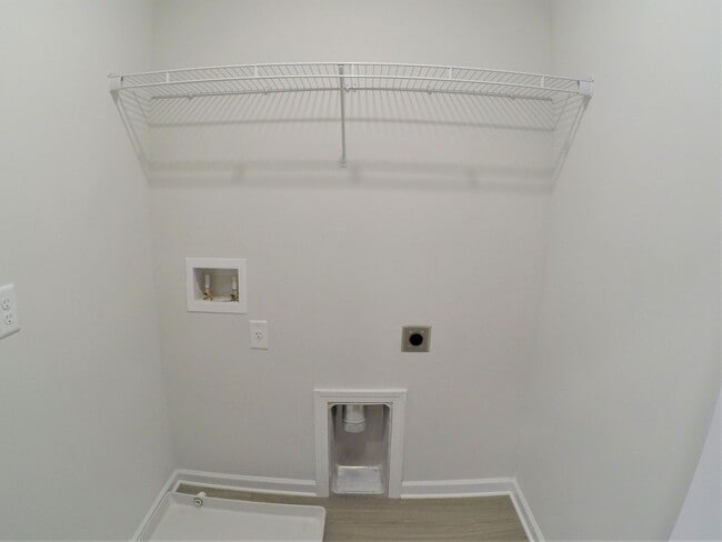 Building Photo - 13 Newport Square Ct