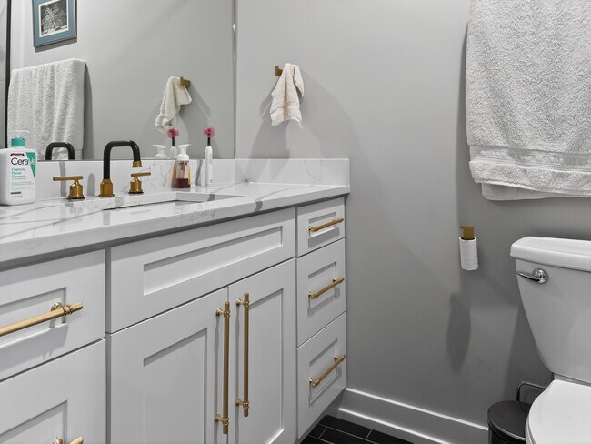 Building Photo - 2451 N Albany Ave