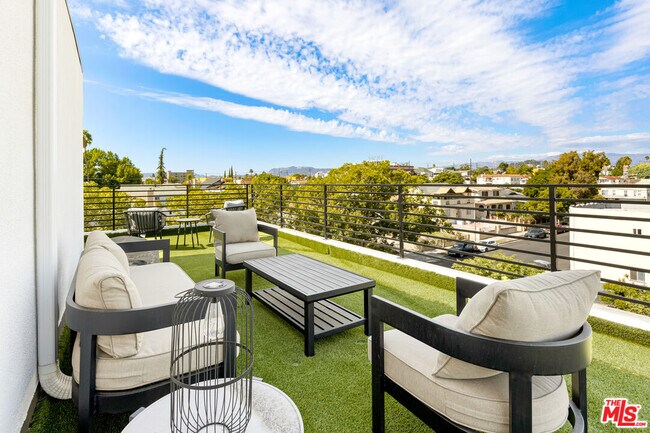 Building Photo - 220 N Coronado St