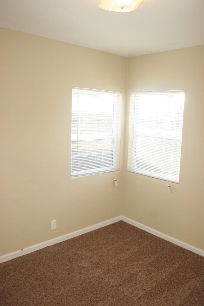 Building Photo - 3 bd 1 bath Southeast 93307 Mt. Vernon & V...