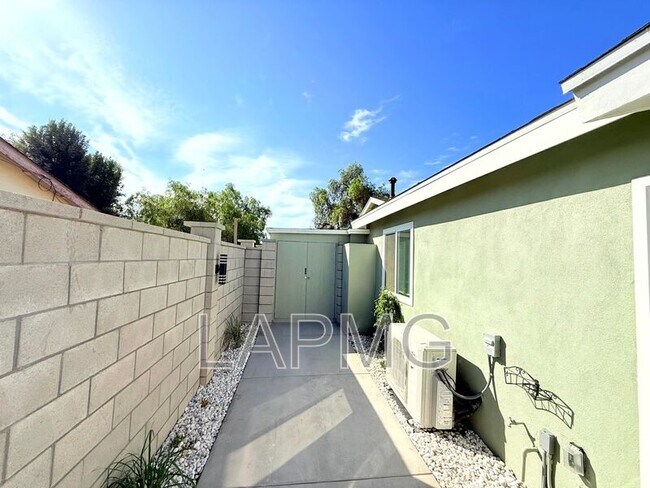 Building Photo - 10837 Fellows Ave