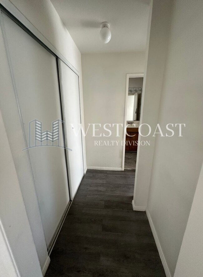 Building Photo - Charming 2-Bed / 2-Bath Home in Rialto – I...