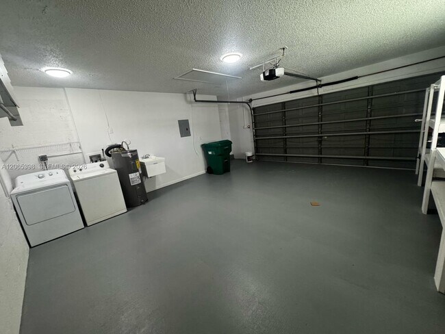 Building Photo - 8848 NW 76th Ct