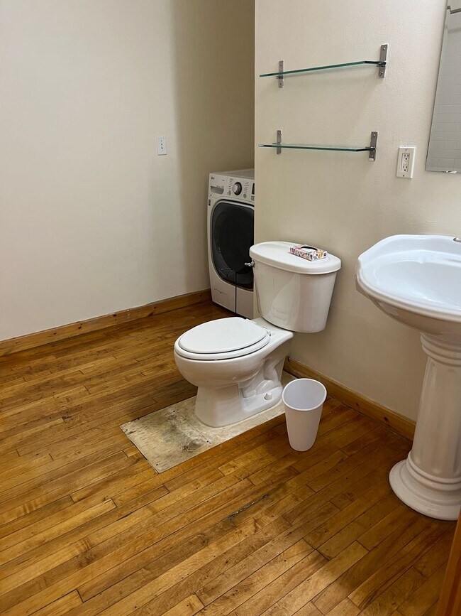 Building Photo - Downtown Bridgeport 1-Bed, 1-Bath with All...