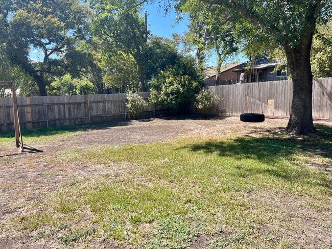 Building Photo - Gorgeous Craftsman home in well establishe...