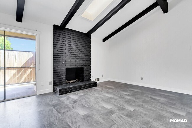 Building Photo - Charming 2BR Condo in Fresno
