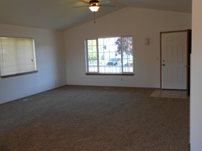Building Photo - VIDEOTOUR: Across from Mt View High School...