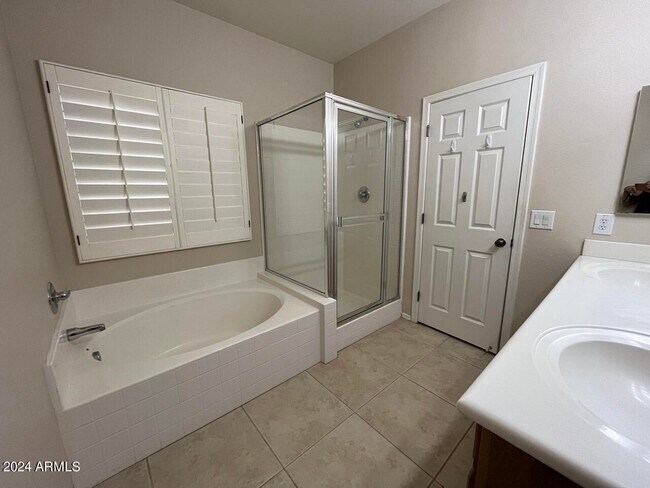 Building Photo - 4427 E Firestone Dr
