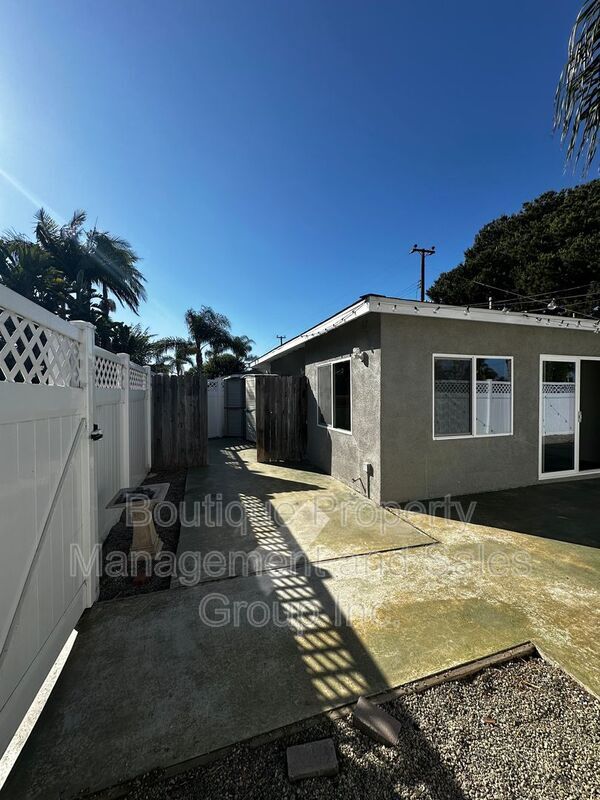 Building Photo - 2285 Santa Ana Ave