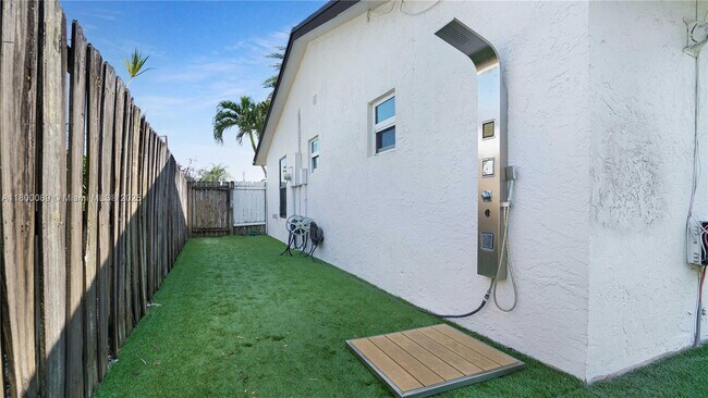 Building Photo - 16887 Royal Poinciana Dr