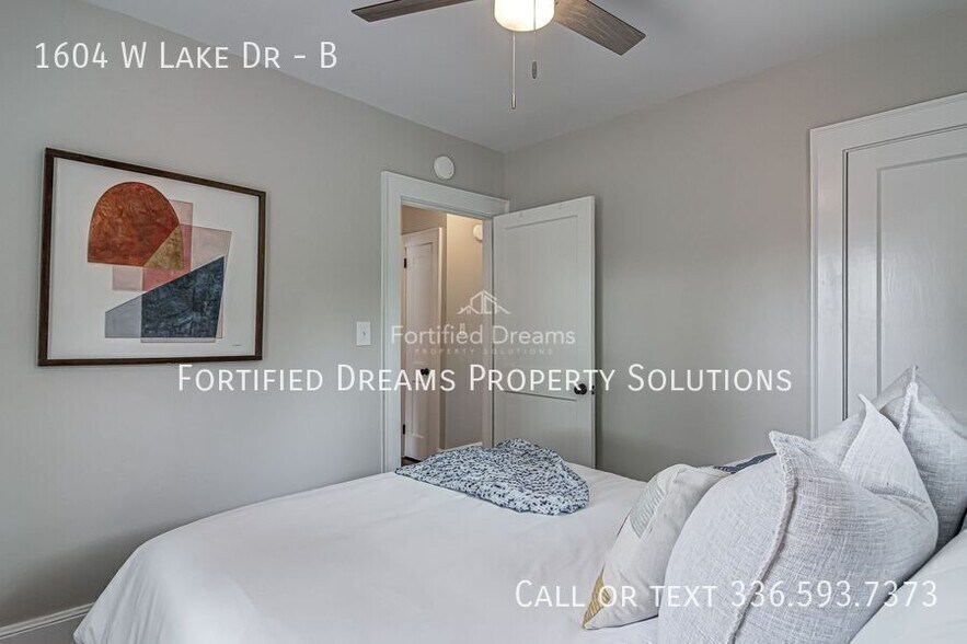 Building Photo - 1604 W Lake Dr