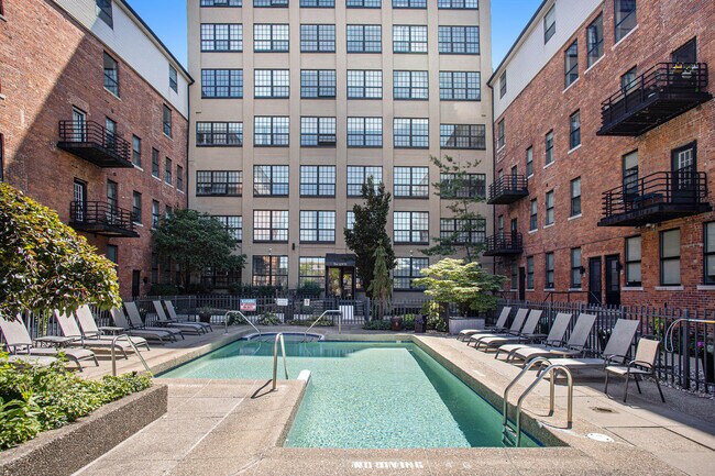 Building Photo - 6533 E Jefferson Ave