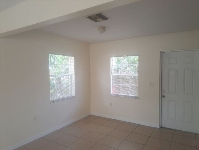 Building Photo - ANNUAL RENTAL 2/1  Available now!