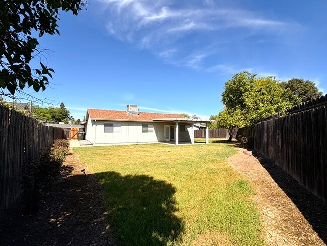 Building Photo - Beautiful 3 Bedroom, 2 full bathroom single story with HUGE backyard! For rent in Sacramento