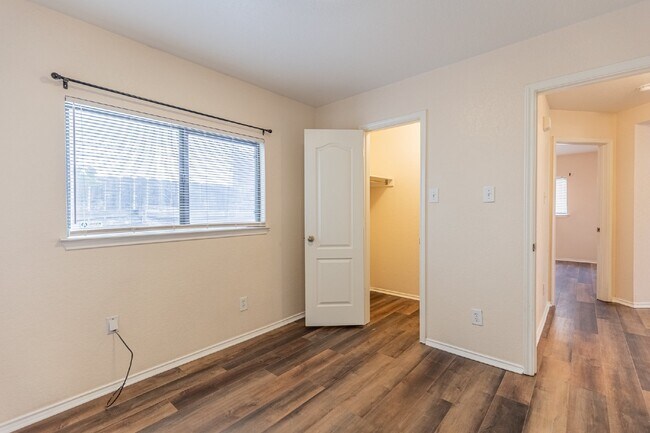 Building Photo - 7910 Lattimer Pond