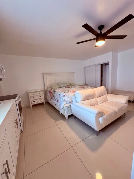 Building Photo - 8505 Southampton Dr