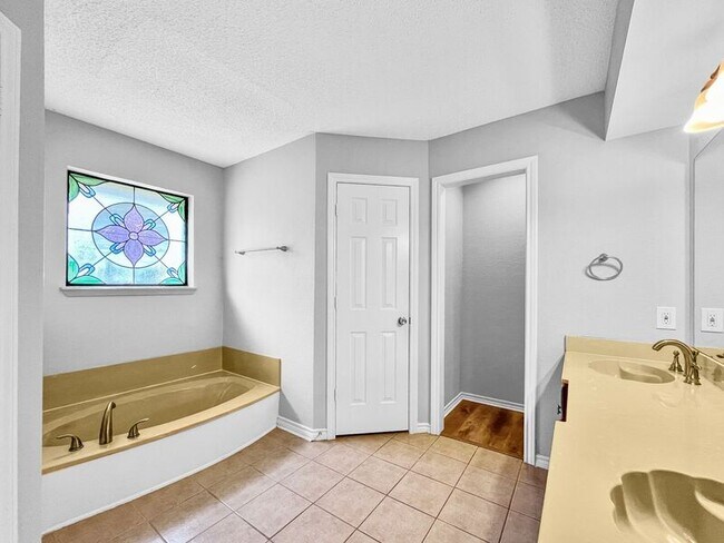 Building Photo - 700 Dartbrook Dr