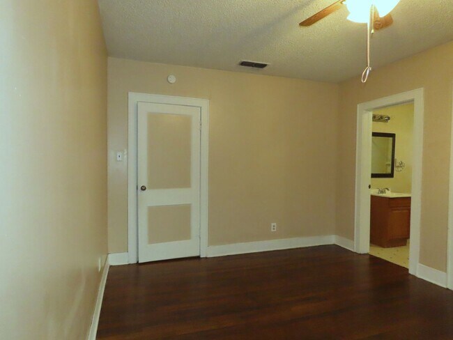Building Photo - Charming 1 Bedroom, 1 Bath Upstairs Apartment