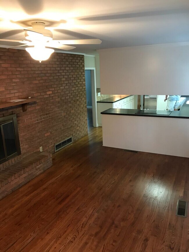 Building Photo - Charming 4B/3.5B Home!