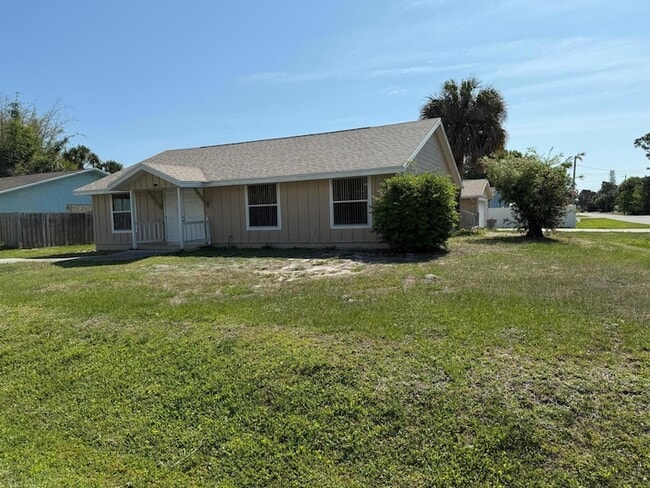 Building Photo - 5014 Palm Dr