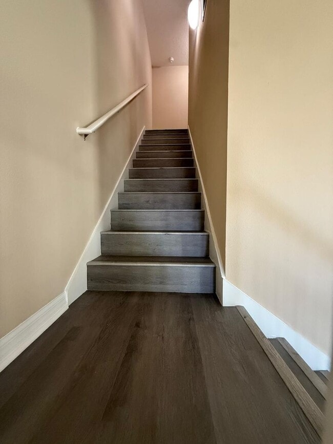 Building Photo - Beautiful 3 bedroom, 2.5 bath recently renovated townhouse in Winter Garden