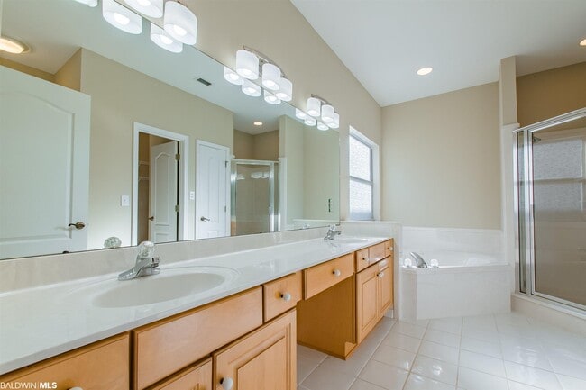 Building Photo - 117 Club Dr