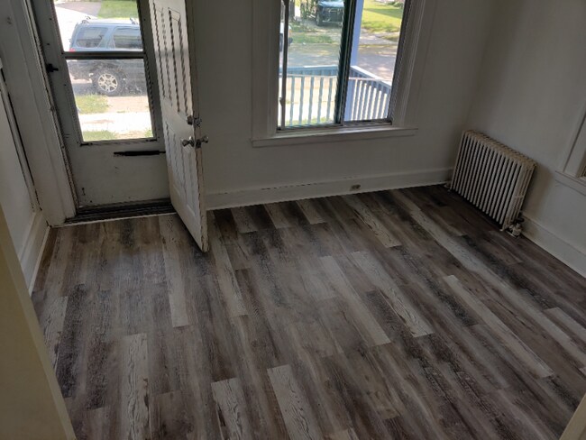 Building Photo - 90 Oak St