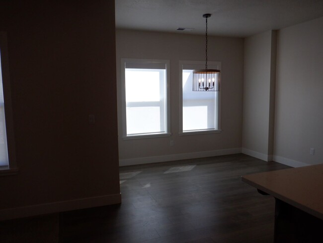 Building Photo - Move-In Bonus - 3 bedroom - 2 bath Single ...