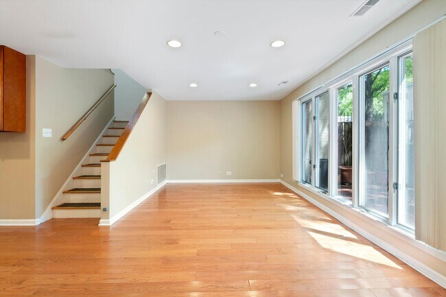 Building Photo - 1069 S Park Terrace