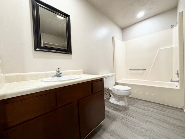 Building Photo - ***102 NW K Unit B***