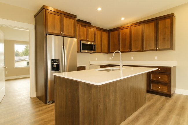 Building Photo - Your Bend Retreat: Spacious End Unit Townhouse with Pilot Butte Views