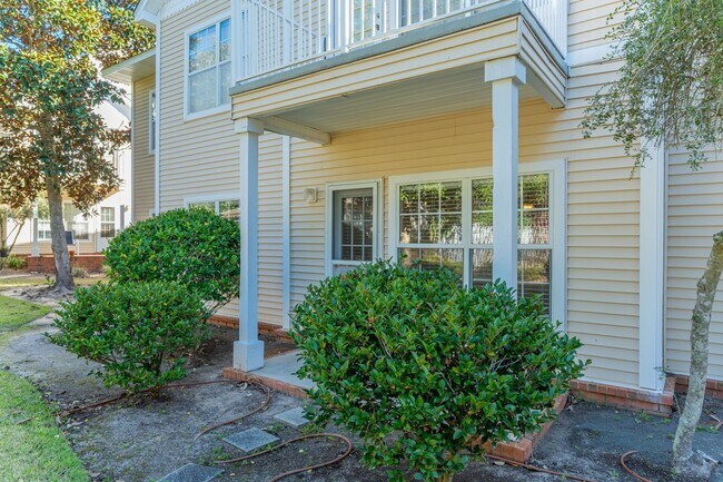 Building Photo - First Floor - The Oaks Unit!