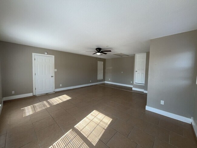 Building Photo - 709 Lisa Ln