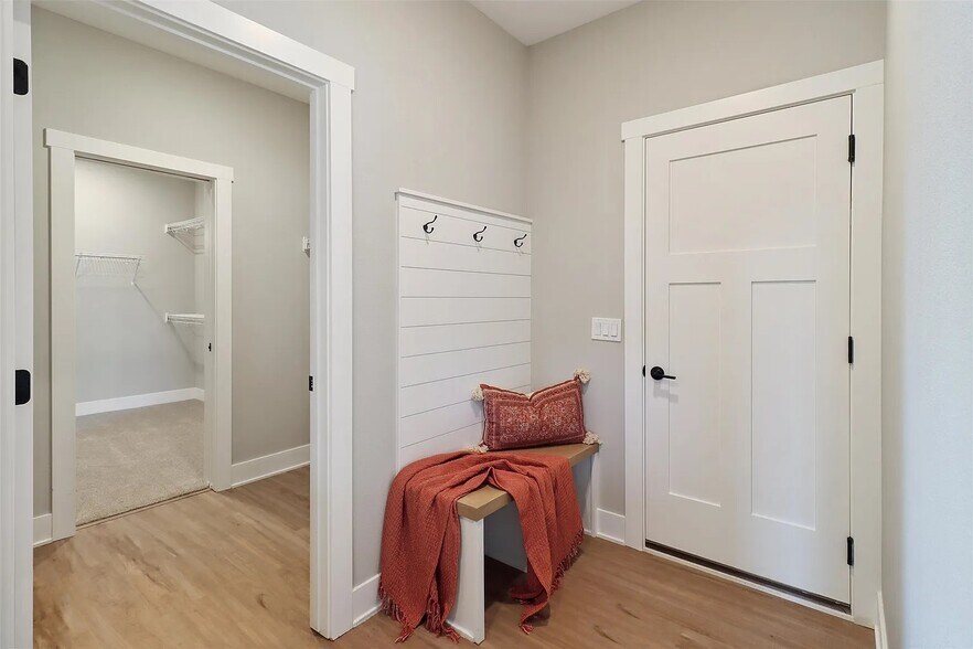 Building Photo - 520 Meadows Ct