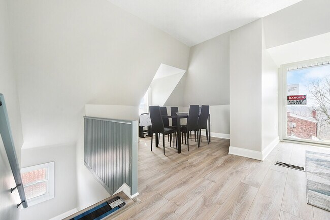 Building Photo - 444 Oneida St