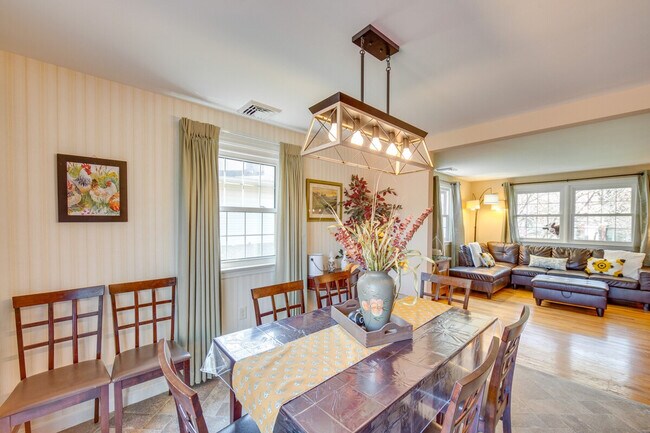 Building Photo - 25 Meadow View Dr