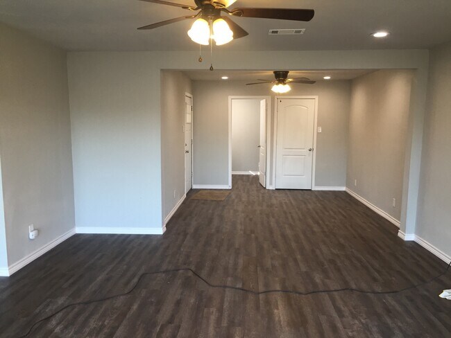 Building Photo - 407 N Carl St