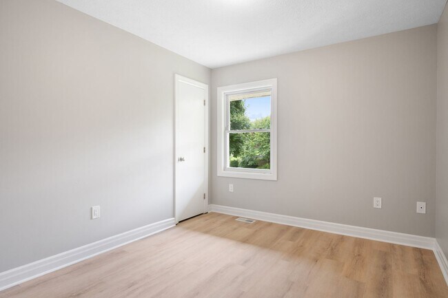 Building Photo - 3 bed/ 2 1/2 bath pet friendly fenced yard
