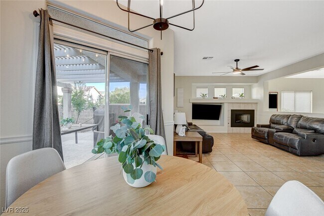 Building Photo - 10988 Salernes St