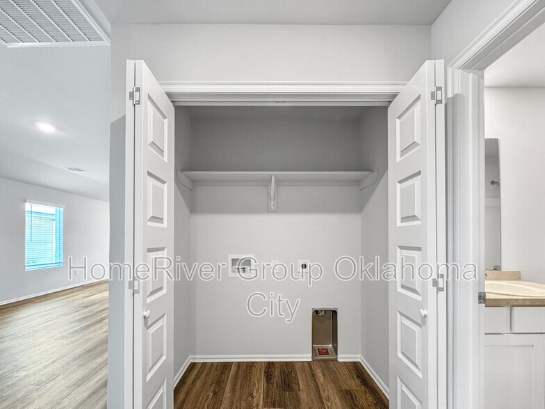 Building Photo - 1221 S Brk Dr
