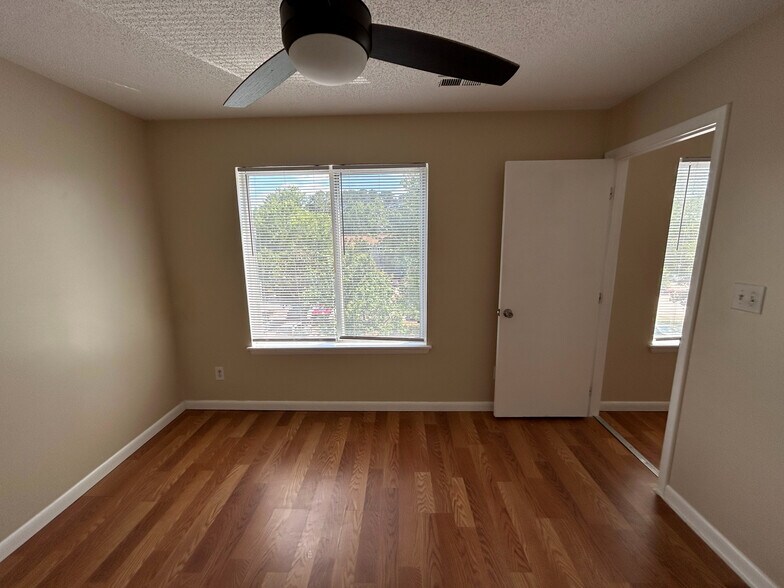 Building Photo - Room in Apartment on University Ct