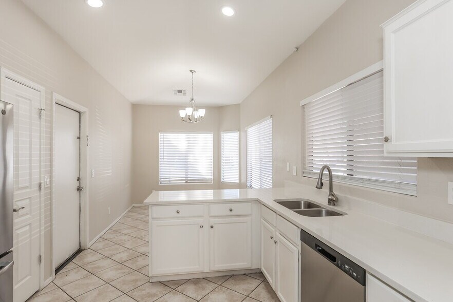 Building Photo - 3621 S 73rd Dr