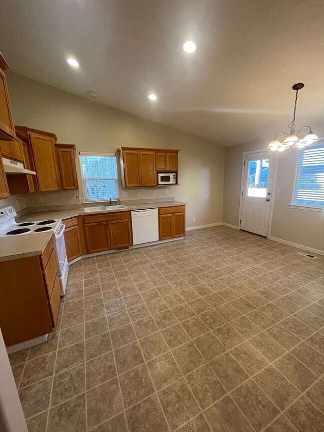 Building Photo - Convieniently located charming three bedroom duplex with modern updates!