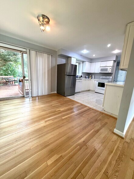 Building Photo - 5809 Greenlawn Dr