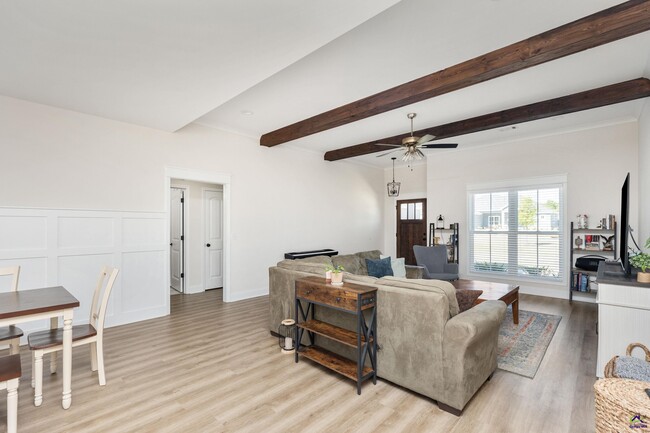 Building Photo - 210 Saraland Trl