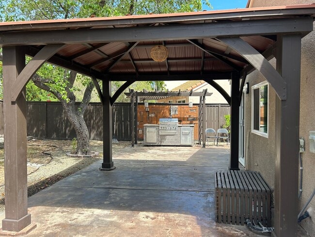 Building Photo - Paseo Del Sol