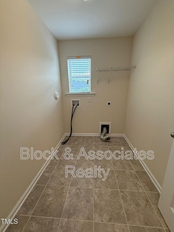 Building Photo - 238 Begen St