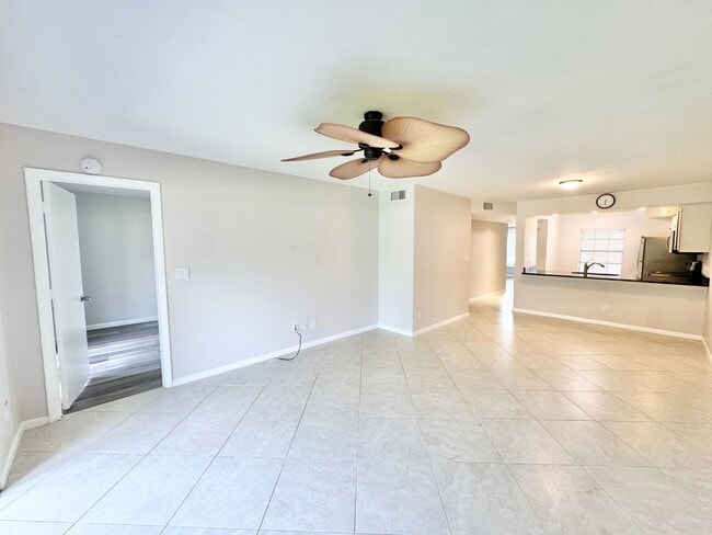 Building Photo - ** BRADSTROM VILLAGE ** 3 BED / 2 BATH CON...
