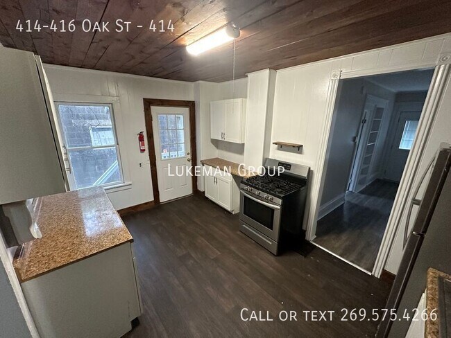 Building Photo - 414-416 Oak St-414